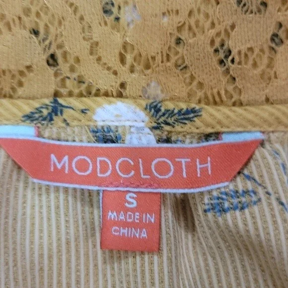 MODCLOTH Floral Lace V-neck Top size S - Picture 8 of 9